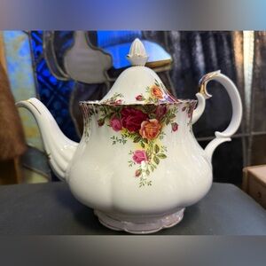 Royal Albert English Bone China Old Country Roses Teapot 
Large size